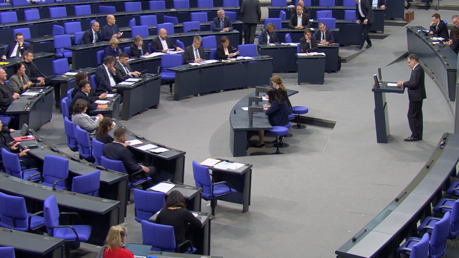 An image of the Bundestag debate on the motion to promote an International Day Against the Persecution of Christians, on 25 January 2023. / Image: <a target="_blank" href="https://www.bundestag.de/dokumente/textarchiv/2023/kw04-de-christenverfolgung-930924">Snapshot video Bundestag</a>. ,