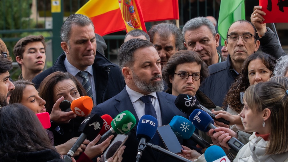 Santiago Abascal, leader of the hard right party Vox in Spain, speaking to the media. / Photo: [link]Flickr Vox España[link], Public Domain. ,