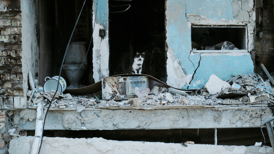 A destroyed building in Ukraine. / Photo: <a target="_blank" href="https://unsplash.com/@alxee">Alex Fedorenko</a>.,