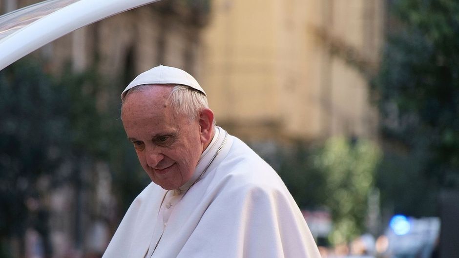 Papa Francisco durante visita oficial a Nápoles.  / <a target="_blank" href="https://www.flickr.com/photos/raffaespo/16937317521/">Raffaele Esposito</a>, Flickr CC.,
