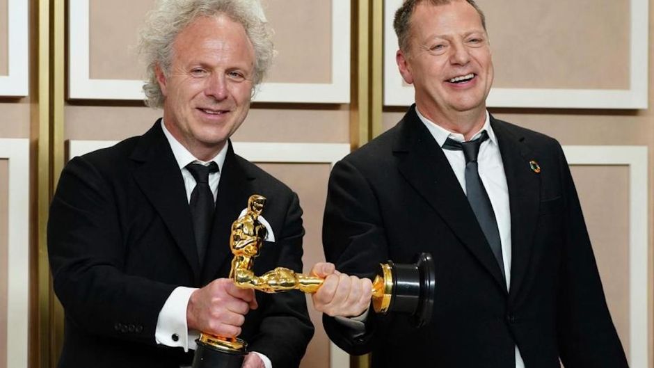Charlie Mackesy and Matthew Freud with the Oscar after the gala in Los Angeles/The Academy.,