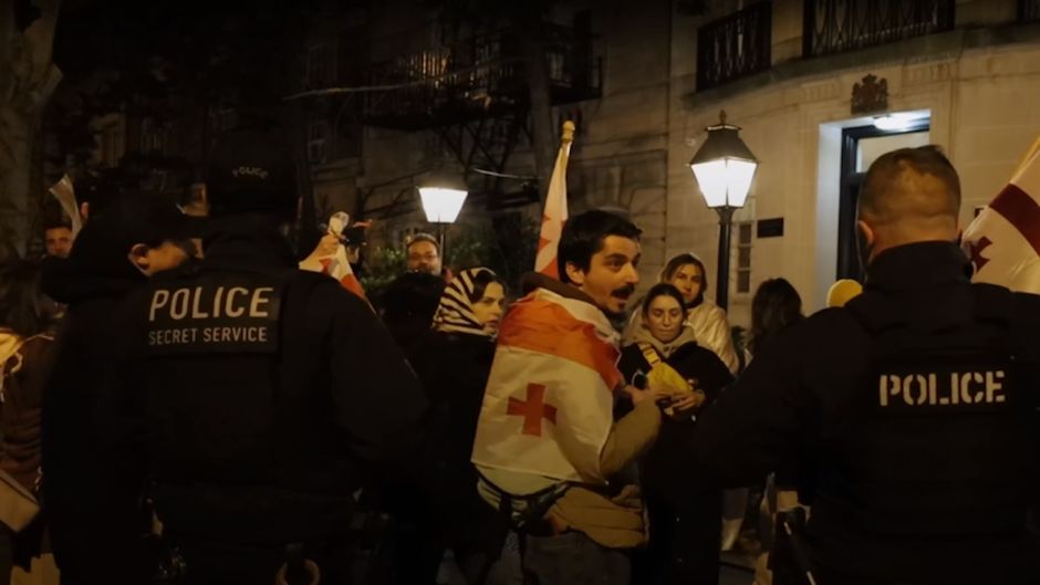 Demonstrators are questioned by police at one of the protests in Tbilisi / <a target="_blank" href="https://en.wikipedia.org/wiki/2023_Georgian_protests#/media/File:Georgia_Protest_2023_VOA.png:~:text=https%3A//www.amerikiskhma.com/a/6995699.html">VOA</a>, Wikimedia Commons,