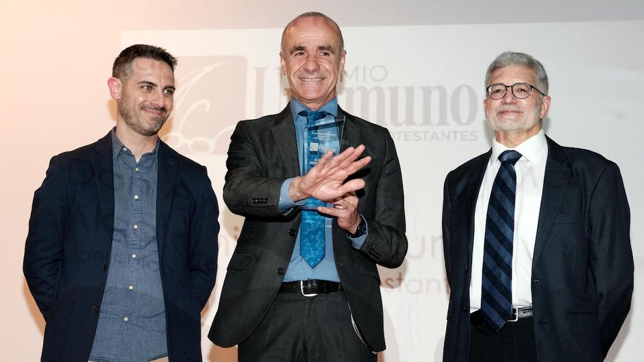 Antonio Muñoz, mayor of Seville, receives the Unamuno prize, accompanied by Daniel Hofkamp, director of Protestante Digital, and Pedro Tarquis, director of Areópago Protestante.,