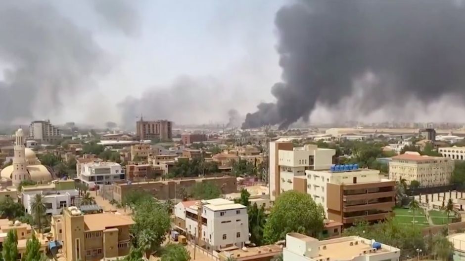 A column of smoke rises from Khartoum due to clashes between the army and paramilitaries / Screenshot, RTVE.,