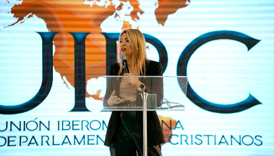 Nadia Márquez, Argentinian politicians, speaking at the 2023 Ibero-American Congress for Family and Life. / Photo: <a target="_blank" href="www.congresoiberoamericanoporlavidaylafamilia.org">CIPVF</a>.,