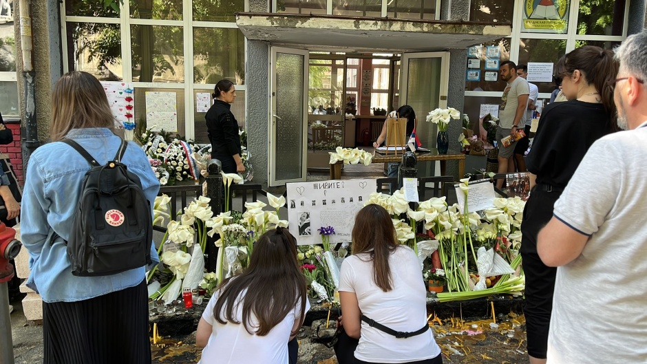 A delegation of members of evangelical churches went to the site of the first shooting to bring flowers and pray. ,