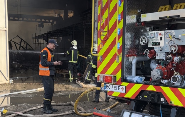 Fire fighters could not to much to stop the destruction of the warehouse. / Photo: LIO