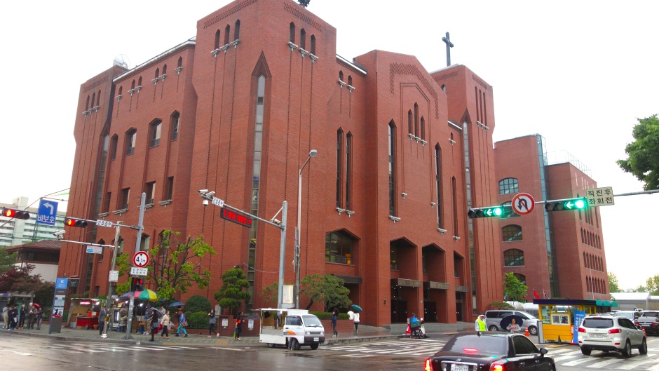 The central Onnuri Church Center in Seoul, Korea. / Photo: <a target="_blank" href="https://commons.wikimedia.org/wiki/File:140504_onnuri_seobi@go.JPG">Ellif, Wikipedia</a>, CC 3.0,
