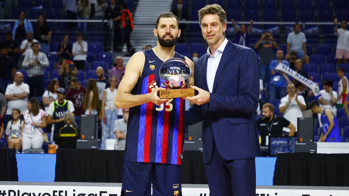 Nikola Mirotic receives the Finals MVP of the Endesa basketball league in Spain, from the hands of basketball legend Pau Gasol. / Photo: <a target="_blank" href="https://www.movistarplus.es/ligaendesa">Movistar +</a>.,