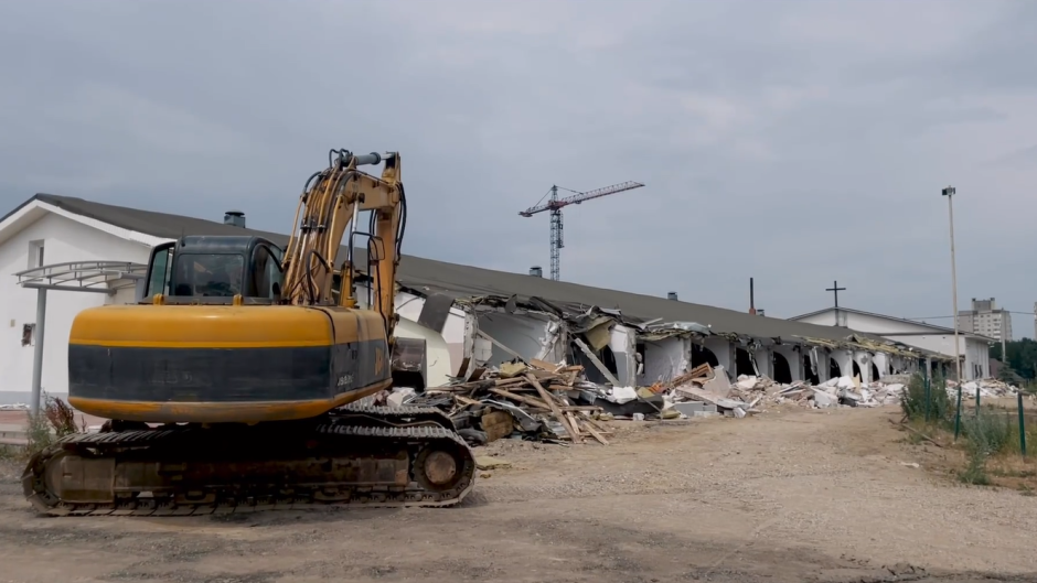 A bulldozer destroys the church building of New Life Church, in Minsk. / Image: <a target="_blank" href="https://www.instagram.com/p/CtuBqNcqKcI/">New Life Church Minsk Instagram</a>.,