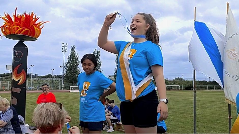 One of the participants celebrates her victory./Photo: José D. Vargas, <a target="_blank" href="https://protestantedigital.com/">Protestante Digital</a>.,