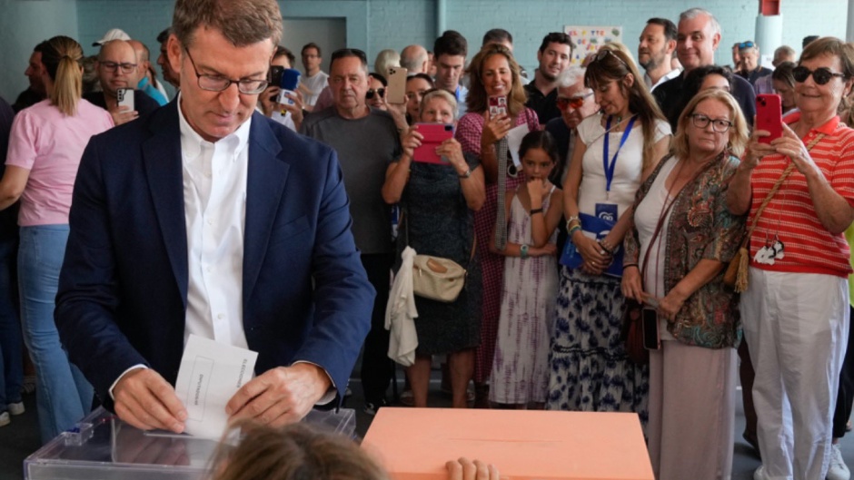 The candidate of the PP and winner of the election, Alberto Núñez Feijoo, votes in his hometown in Galicia, on 23 July 2023. / Photo: <a target="_blank" href="https://twitter.com/NunezFeijoo">Twitter A Núñez Feijóo</a>.,