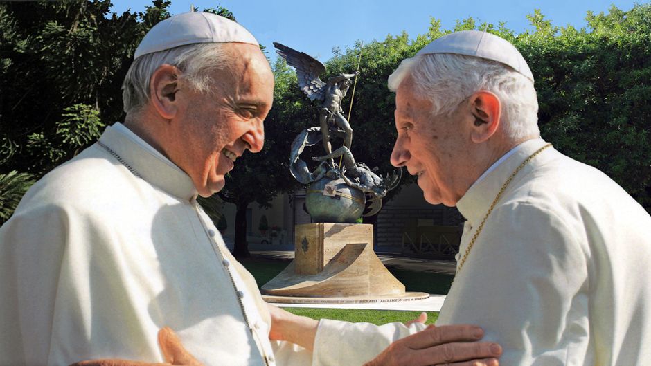 Francis and Ratzinger  / <a target="_blank" href="https://commons.wikimedia.org/wiki/File:5_luglio_2013_-_incontro_tra_Papa_Francesco_e_Papa_Benedetto_XVI_-_inaugurazione_statua_San_Michele_Arcangelo_-.jpg">Mondarte</a>, Wikimedia commons.,