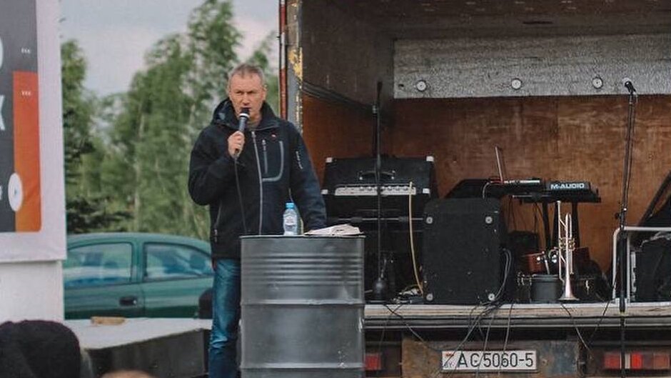 The New Life Pentecostal church has its Sunday worship services in the parking lot since the authorities ordered to  bulldoze its building. / <a target="_blank" href="https://www.facebook.com/newlifeminsk/">Facebook New Life Pentecostal church </a>,