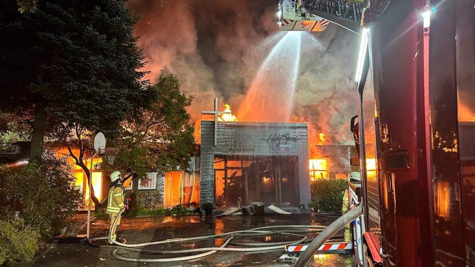 Fire brigades fight the fire that destroyed the Holy Spirit Church in Bramstedt (Cuxhaven), on 19 August 2023. / Photo: <a target="_blank" href="https://stadtfeuerwehr-osterholz-scharmbeck.de">Police Brigades Osterholz-Scharmbeck</a>.,