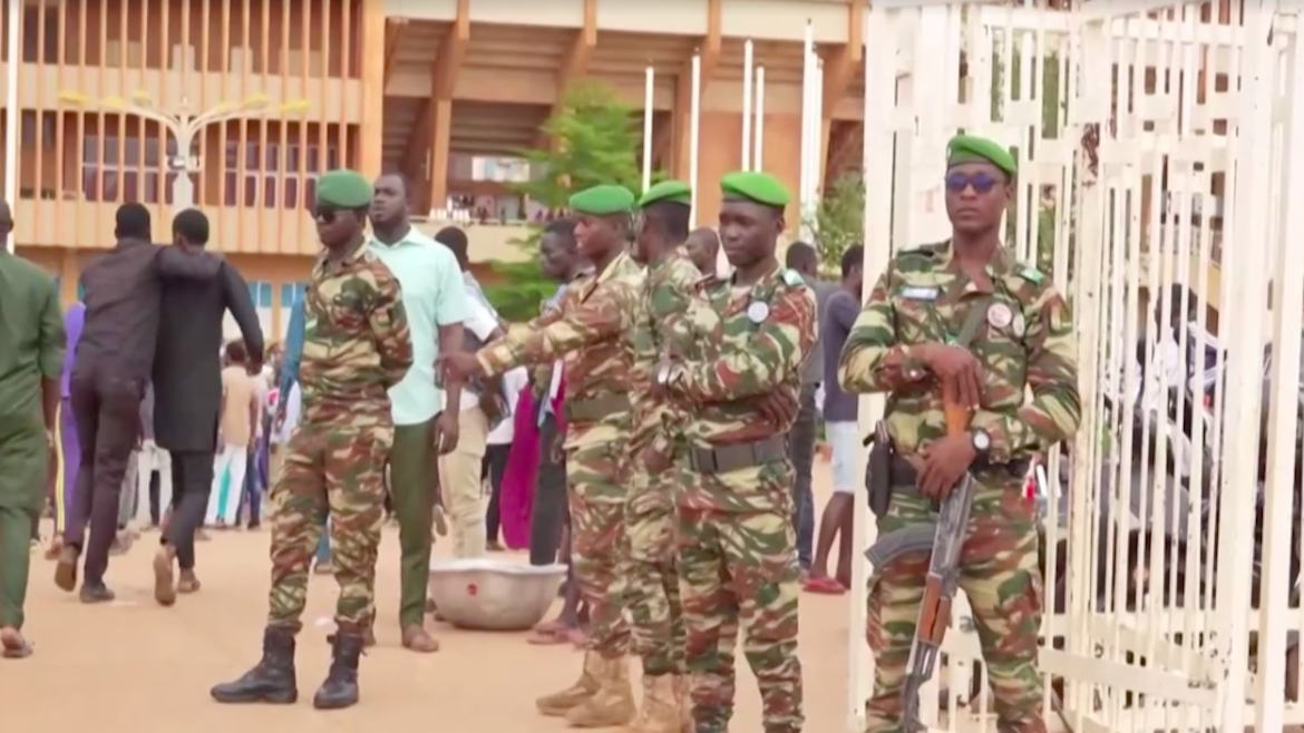 Military personnel in the vicinity of Niamey Stadium / Screenshot: <a target="_blank" href="https://www.rtve.es/noticias/">RTVE</a>.,