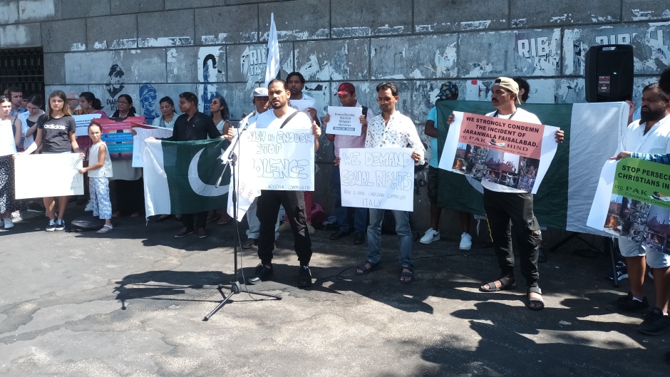 Prayer sit-in in front of the Embassy of Pakistan in Rome. / AEI.,