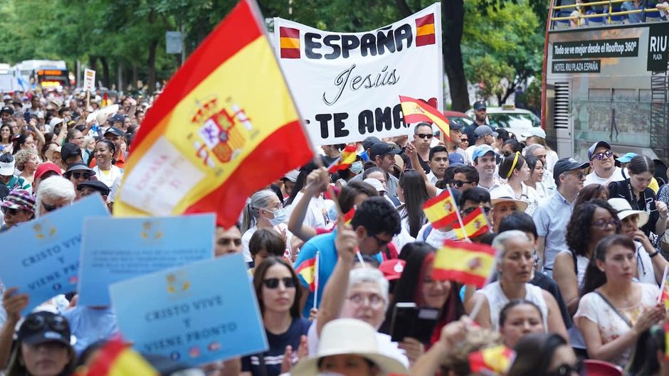 An evangelical prayer march in Spain, June 2022. / Photo: <a target="_blank" href="https://www.google.com/url?sa=t&rct=j&q=&esrc=s&source=web&cd=&ved=2ahUKEwjGx_bLsKWBAxX1XaQEHXHTCCcQFnoECA0QAQ&url=https%3A%2F%2Fwww.espanaoramosporti.es%2F&usg=AOvVaw3Po4V1YHjx3MZwQ2UR24y3&opi=89978449">España oramos por ti</a>,