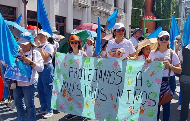 Thousands march for children in Costa Rica
