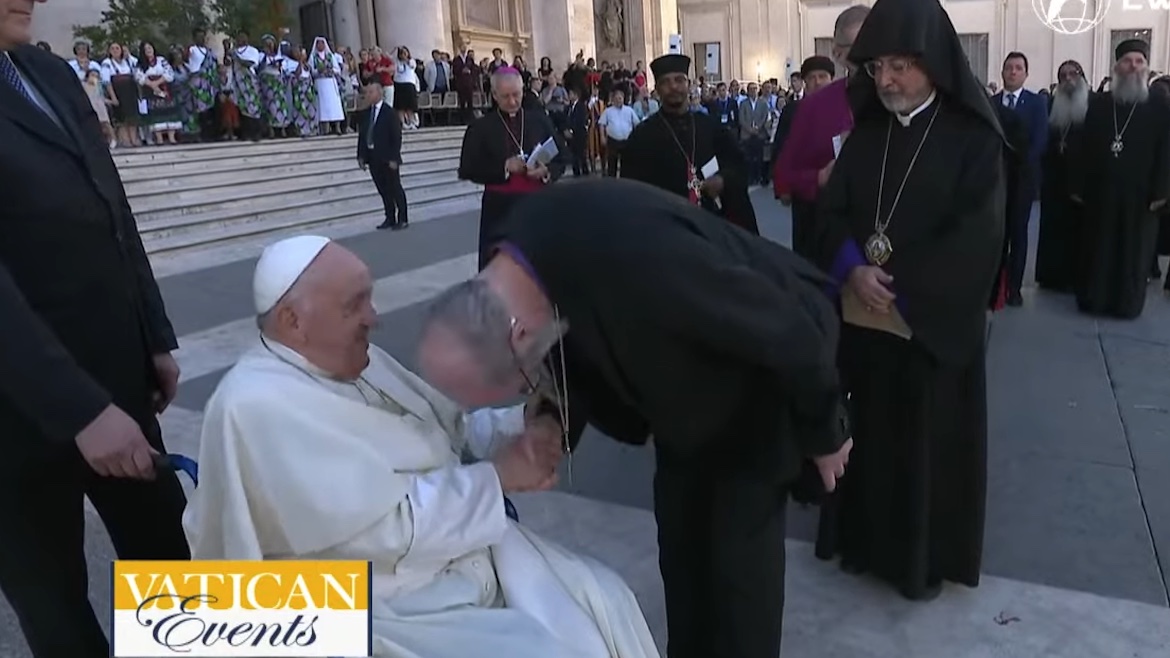 WEA’s Secretary General, Thomas Schirrmacher, greets Pope Francis during the ecumenical prayer vigil in St. Peter’s Square on 30 September 2023. / Video capture of the livestream, <a target="_blank" href="https://www.youtube.com/watch?v=d0NgmuYHbuI">EWTN</a>.,