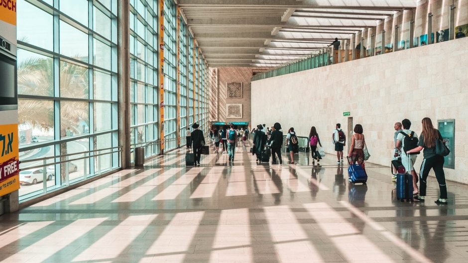 Travellers at the Ben Gurion airport in Tel Aviv, Israel, in a photo taken before the recent terrorist attacks. / Photo: <a target="_blank" href="https://unsplash.com/@jbcreate_">Joseph Barrientos</a>, CC0.,