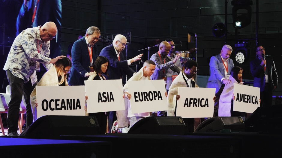Assemblies of God leaders pray for the advance of mission in the 5 continents, during the World Assemblies of God Fellowship Congress in Madrid, Spain, 12-14 October 2023. / Photo: <a target="_blank" href="https://shineworldcongress2023.com/">Shine 2023</a>. ,