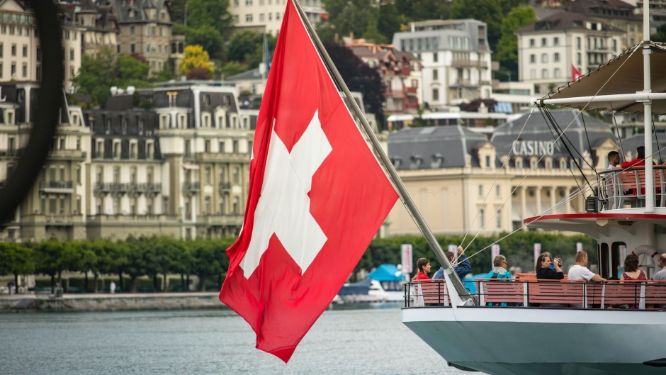 A ship on a lake in Switzerland. / Photo: <a target="_blank" href="https://unsplash.com/@leo_visions_">Leo</a>, Unsplash, CC0.,