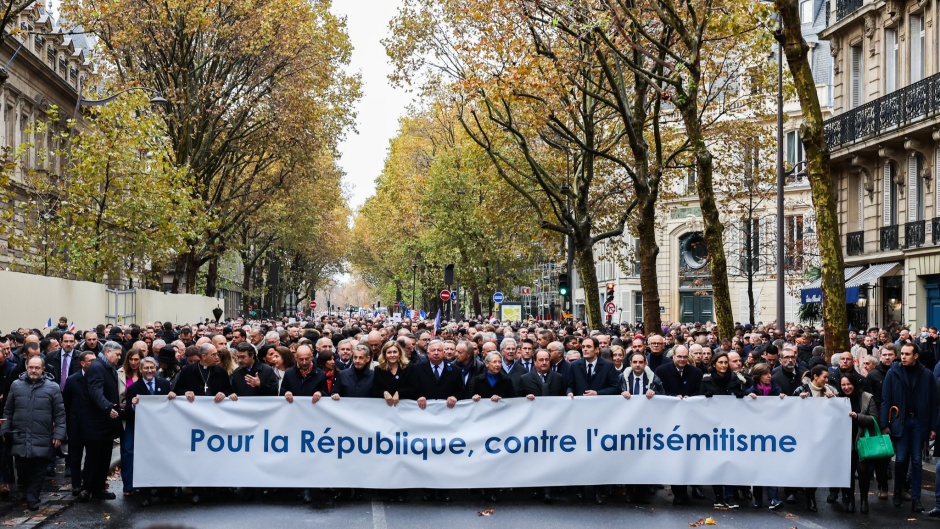 A picture of the march against antisemitism in Paris, 12 November 2023. / Photo: <a target="_blank" href="https://twitter.com/Elisabeth_Borne/status/1723787889048175078/photo/1">Twitter Élisabeth Borne</a>.,