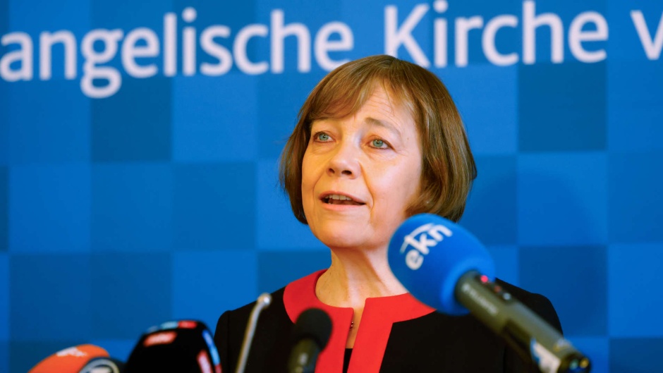 Annette Kurschus, former head of the Evangelical Church Germany (EKD), speaking at a press conference. / Photo: <a target="_blank" href="https://www.ekd.de/ruecktritt-annette-kurschus-81672.htm">EKD</a>.,