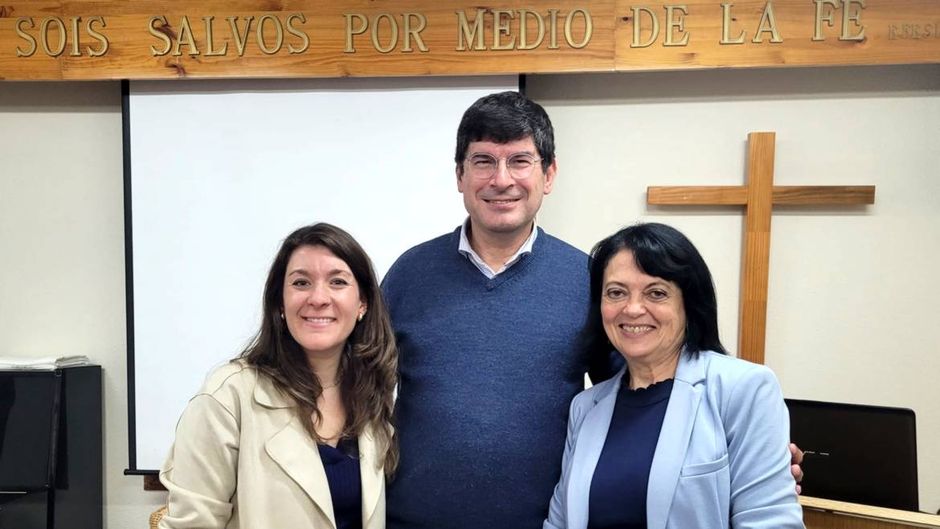 The rector of the Baptist Faculty of Theology in Spain (UEBE), Julio Díaz Piñeiro, with evangelical pastor Asun Quintana and bioethics specialist Miriam Araujo. / Photo: <a target="_blank" href="https://protestantedigital.com/">Protestante Digital</a>.,