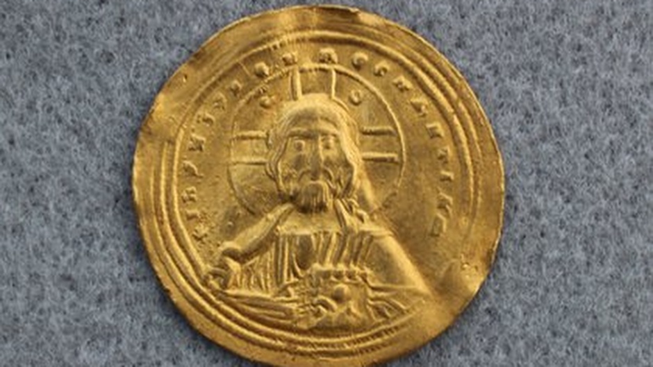 A metal detectorist recently found a rare gold coin in the mountains of Norway depicting Jesus Christ holding a Bible. / <a target="_blank" href="https://innlandetfylke.no/">Innlandet fylke</a>,