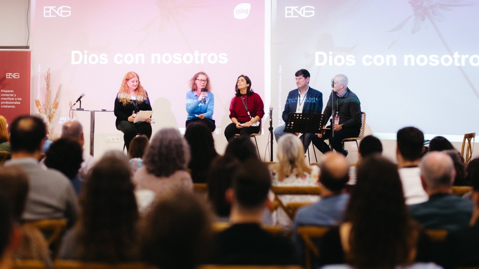 A roundtable with leaders of theological seminaries, at the GBG 2023 Christian graduates and professionals conference in Cullera, Spain, December 2023. / Photo: <a target="_blank" href="https://www.gbu-es.org/">GBU Unidos</a>.,