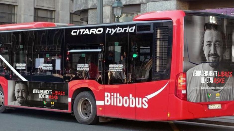 A bus in Bilbao with posters for the religious assistance campaign in prisons. / Actualidad Evangélica.,
