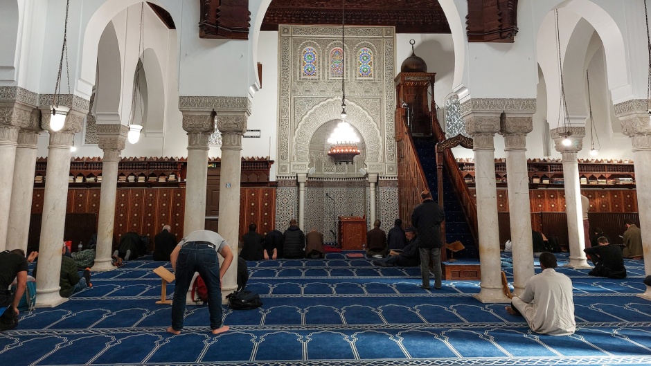 People praying in the grand mosque of Paris, France. / Photo: <a target="_blank" href="https://unsplash.com/@mrluckya4">Ali Kerem Erhan</a>, Unsplash, CC0.,