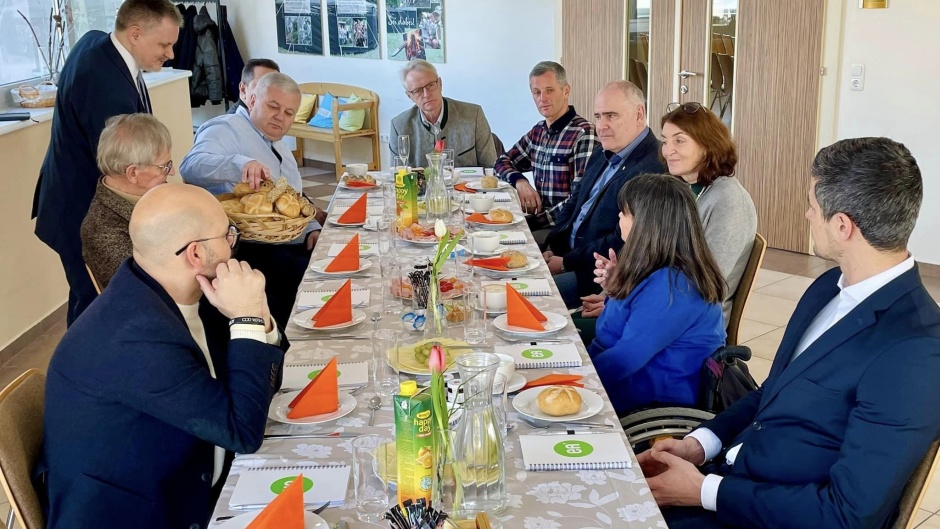 Local evangelical leaders and politicans had breakfast together to get to know each other better. / Photo: Facebook <a target="_blank" href="https://www.facebook.com/profile.php?id=100067447911808"> Freie Christengemeinde Braunau</a>. ,