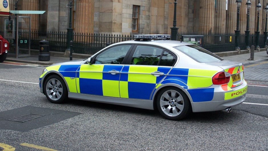 Scotland police car.  / <a target="_blank" href="https://commons.wikimedia.org/wiki/File:Police_car_in_Edinburgh_Scotland_2008.JPG"> Carlesmari</a>, Wikimedia commons.,