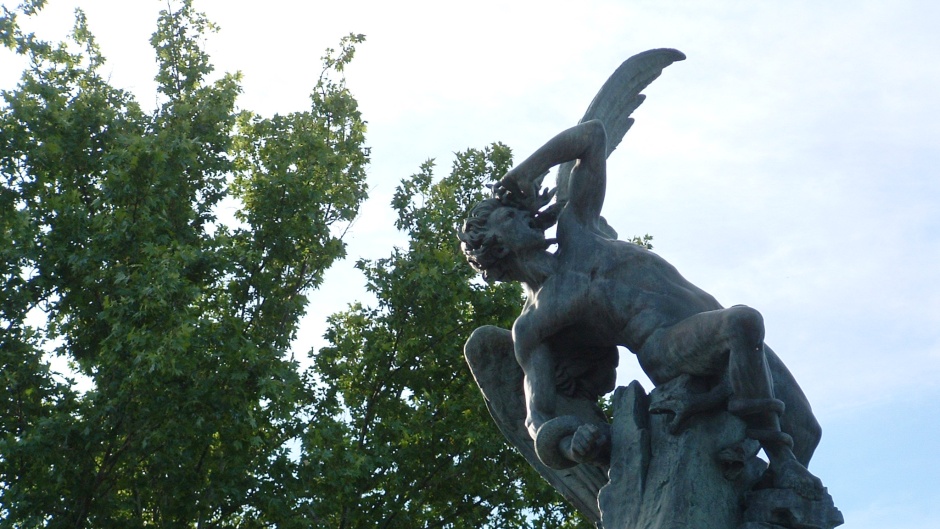 Statue of the Fallen Angel, Retiro Park, Madrid. / <a target="_blank" href="https://commons.wikimedia.org/wiki/File:Fuente_del_%C3%81ngel_Ca%C3%ADdo.jpg"> Xurxo15</a>, Wikimedia commons.,