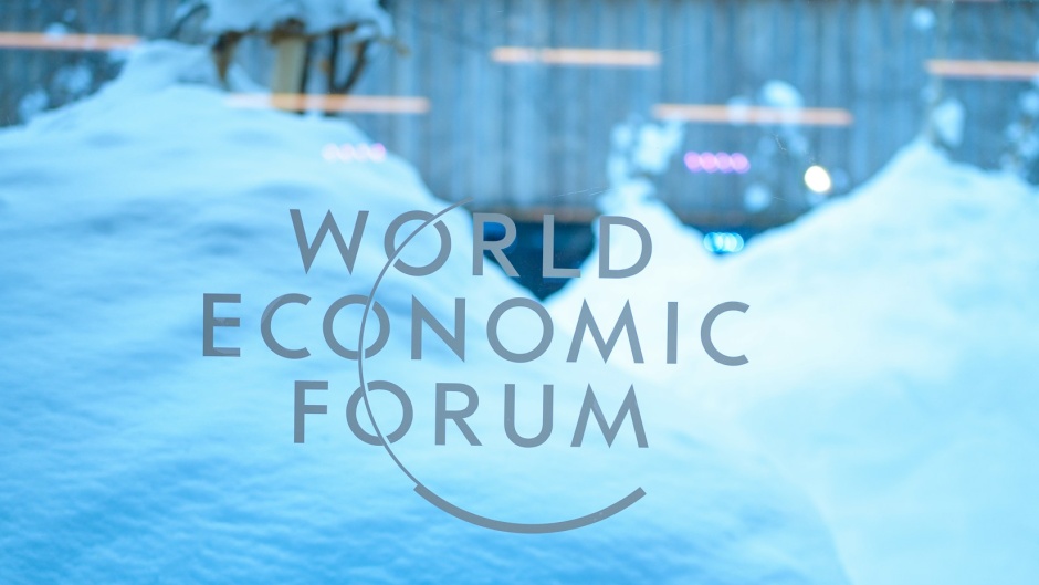 The logo of the World Economic Forum (WEF) in a building used for the annual gathering in Davos, Switzerland. / Photo: <a target="_blank" href="https://unsplash.com/@evangelineshaw">Evangeline Shaw</a>.,