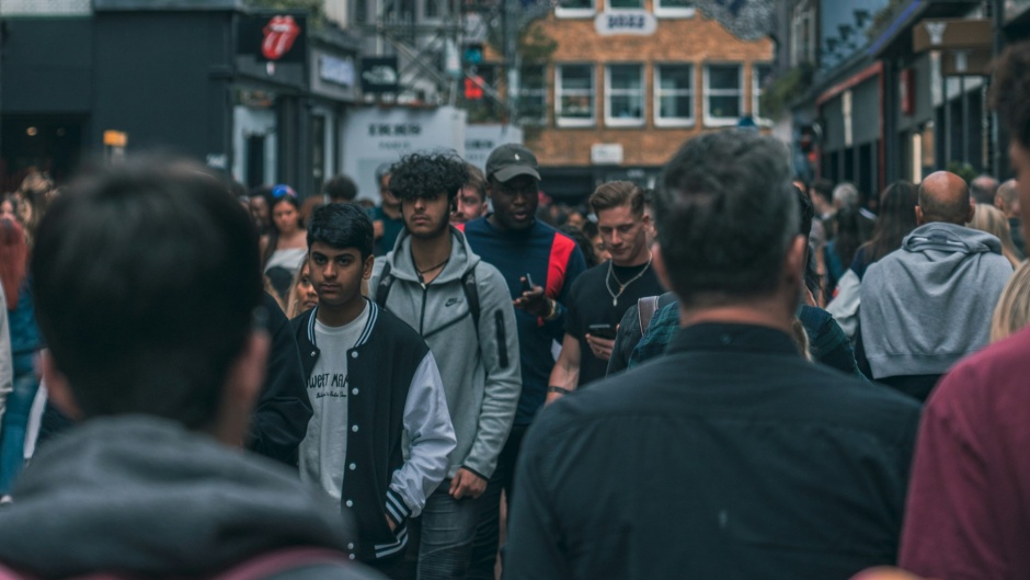 People walking in a street of London, UK. / Photo: <a target="_blank" href="https://unsplash.com/@supergios">Jonny Gios</a>, Unsplash, CC0.,