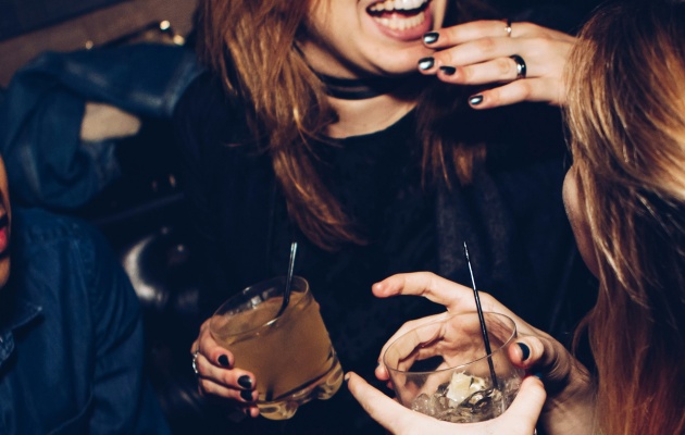 In Europe, the Gen Z is drinking less: what are the new addictive behaviours?
