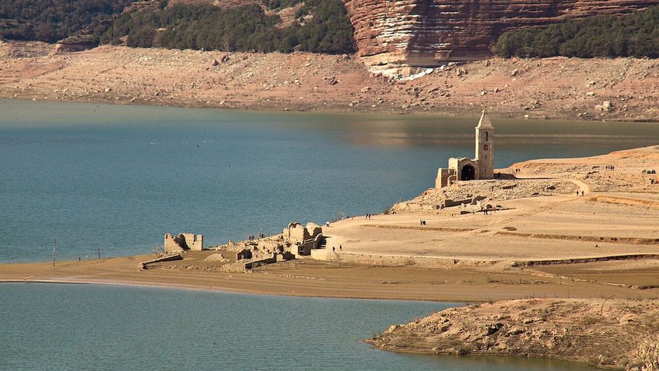 The church of Sant Romà, once covered by water, in a reservoir in Catalonia that is at 5% of its capacity. / <a target="_blank" href="https://commons.wikimedia.org/wiki/File:Embassament_de_Sau_al_13_per_cent._Sant_Rom%C3%A0_de_Sau._IMG1665.jpg"> Amad Alvarez</a>, Wikimedia Commons.,