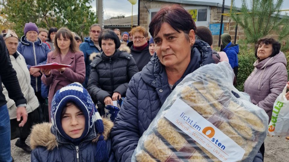 A group of citizens during a distribution of food packages in Eastern Ukraine. / Photo: <a target="_blank" href="https://www.lio.ch/">Licht Im Osten</a>.,