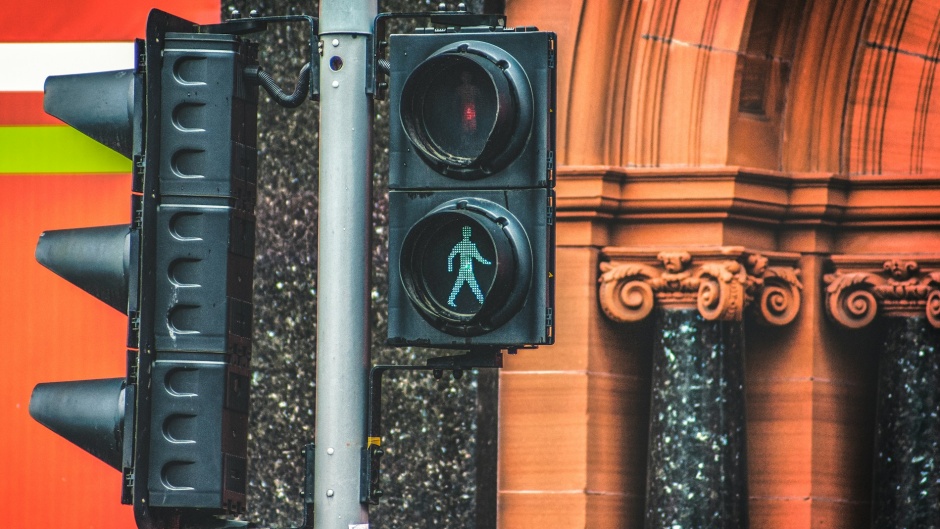 Traffic lights in Belfast, Northern Ireland. / Photo: <a target="_blank" href="https://unsplash.com/@kmitchhodge">K. Mitch Hodge</a>, Unsplash, CC0.,