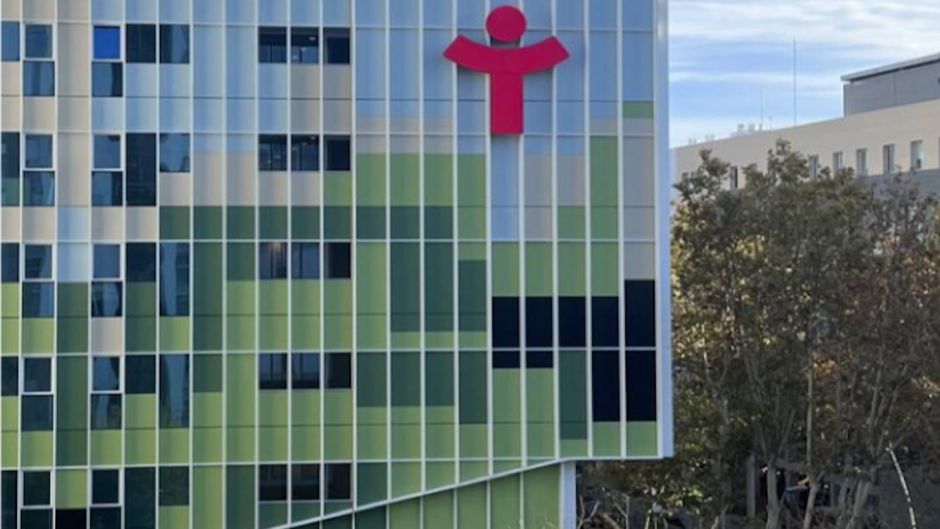Detail of the façade of the new building, with the hospital's logo. / Photo: <a target="_blank" href="https://nouhospitalevangelic.com/es/">Nhe</a>.,