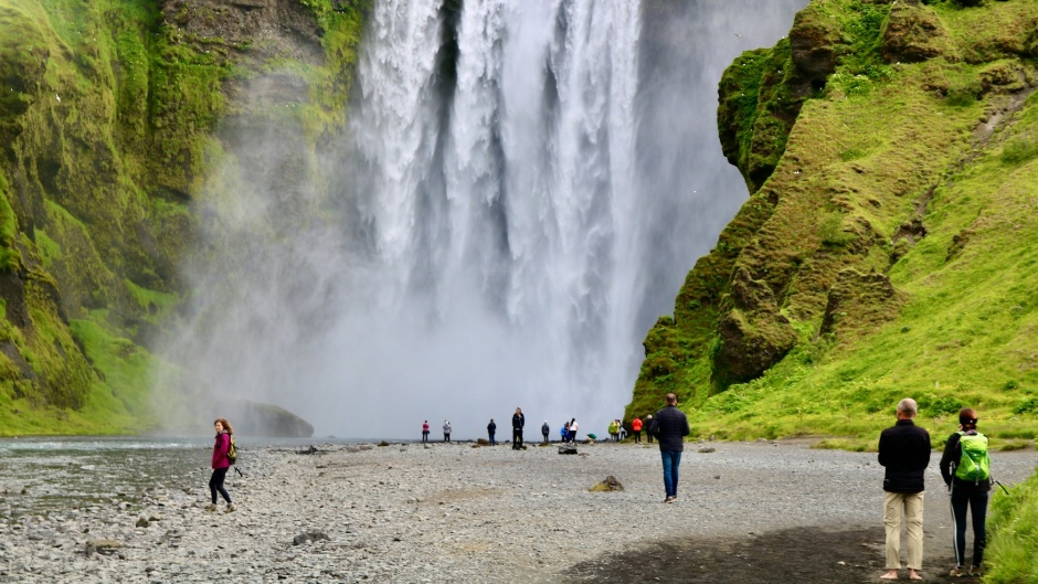 A waterfall in Iceland. / Photo: <a target="_blank" href="https://unsplash.com/@jorgefdezsalas">Jorge Fdez Salas</a>, Unsplash, CC0.,
