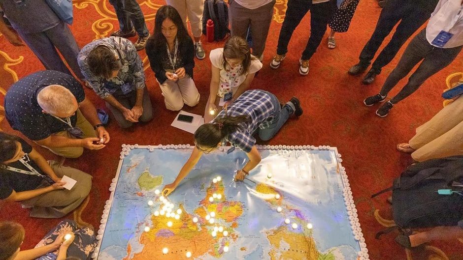A time of prayer for countries during the 2024 World Without Orphans Global Forum. / Photo: <a target="_blank" href="https://www.facebook.com/worldwithoutorphans/">Facebook WWO</a>.,