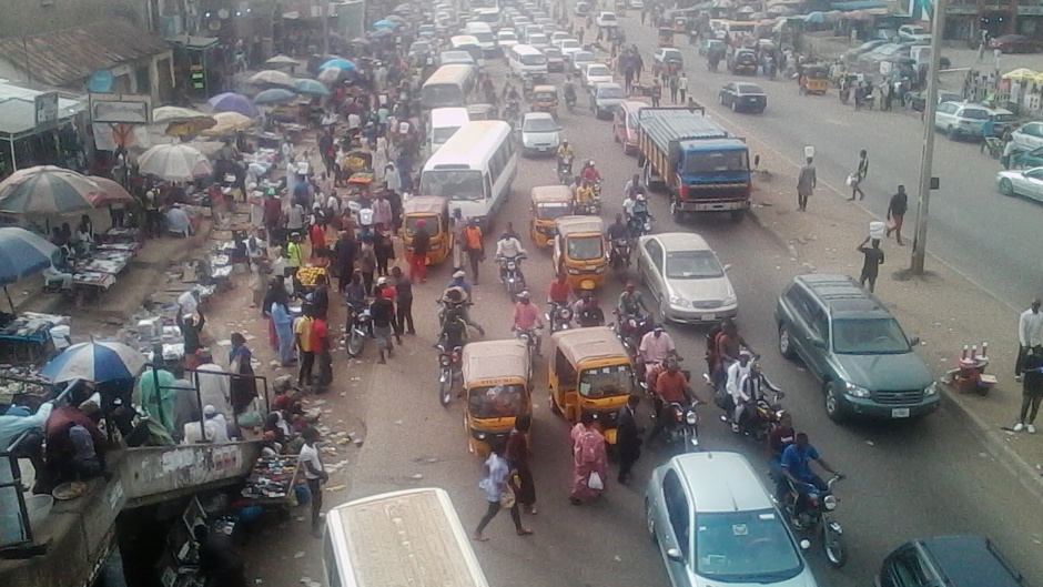 Mararaba,Nigeria. / <a target="_blank" href="https://commons.wikimedia.org/wiki/File:Mararaba_market_junction.jpg">Adeolu2019</a>,Wikimedia commons.,