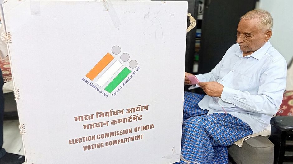 A man at a polling booth in Bhopal. / <a target="_blank" href="https://commons.wikimedia.org/wiki/Category:Voting_in_India#/media/File:A_senior_citizen_above_80_is_casting_his_vote_from_home_in_Bhopal_-02.jpg">Suyash Dwivedi </a>, Wikimedia Commons.,