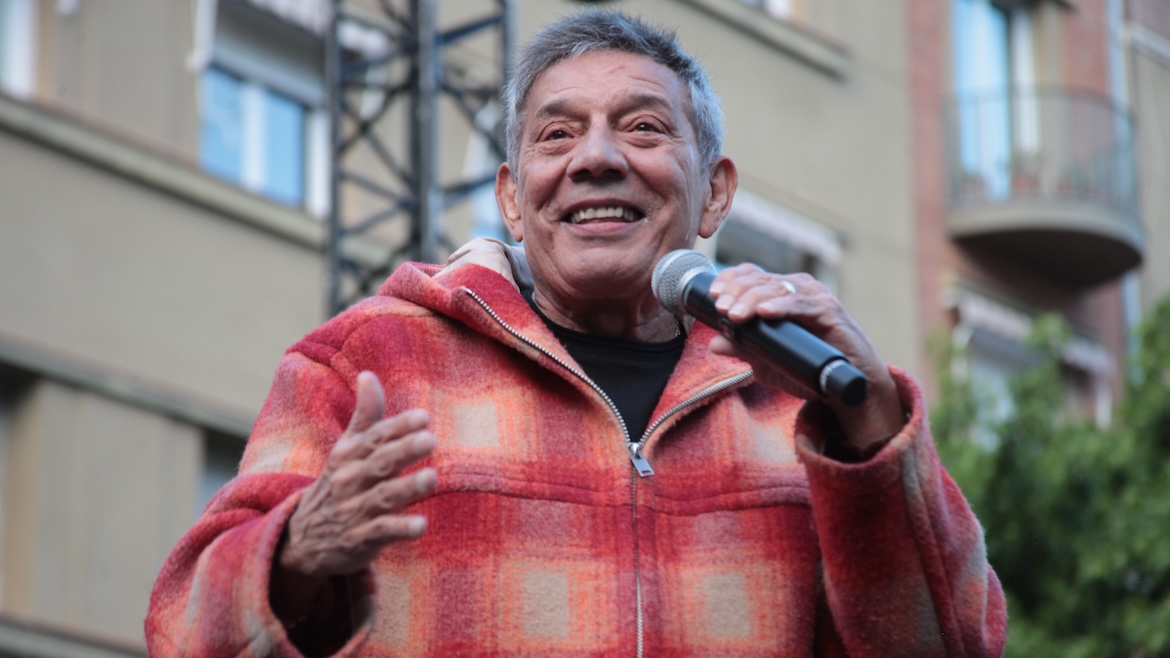 Evangelist Nicky Cruz, sharing his testimony in an open air outreach event in Madrid, 4 May 2024. / Photo: <a target="_blank" href="https://fuegoentushuesos.es/">Fuego en tus huesos</a>.,