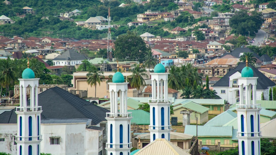 A mosque in a urban region of Nigeria. / Photo: <a target="_blank" href="https://unsplash.com/@cosmascares">Francis Tokede</a>, Unsplash, CC0.,